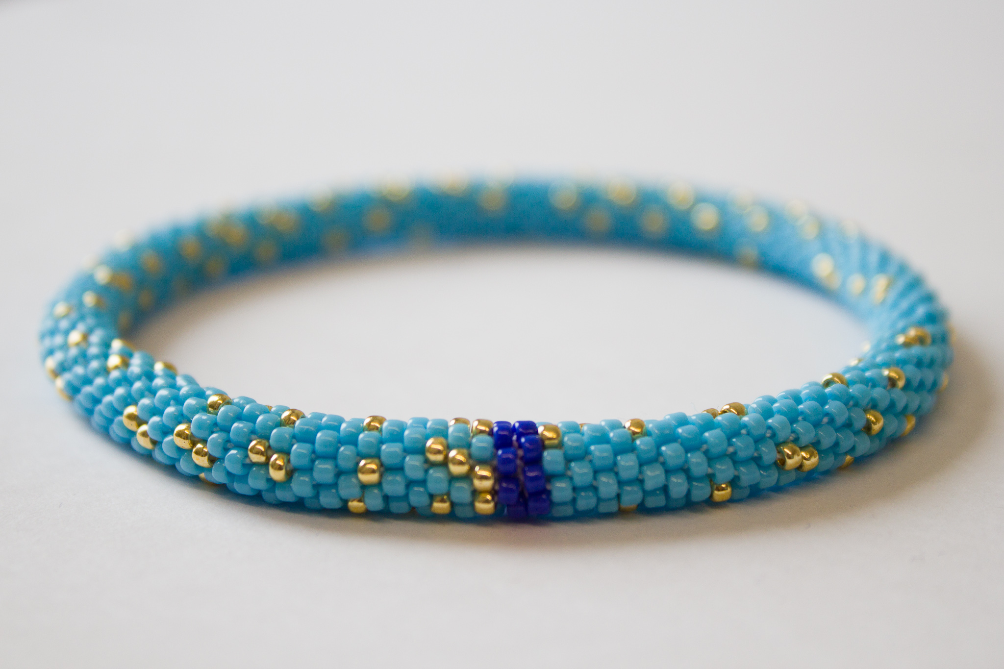 Primes on a bracelet of circumference 7